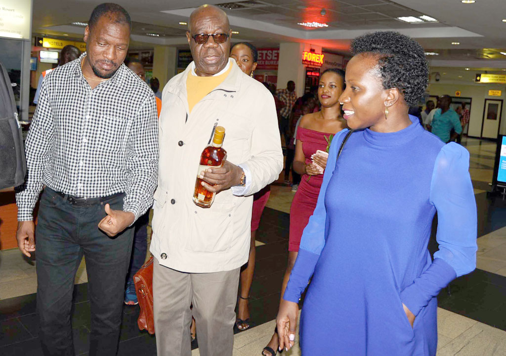 Cameroonian Jazz Legend Manu Dibango is received at Entebbe Airport by musician Isaiah Katumwa(L) and Head of UBL's Luxury Portfolio manager Annette Nakiyaga(R)on Saturday night. 84-year-old Dibango is here to perform tonight (Monday April 30) at the International Jazz Day concert at the Kampala Serena Hotel that will also pay tribute to fallen legend Hugh Masekela. South Africa's Siphokazi will also perform at the show.