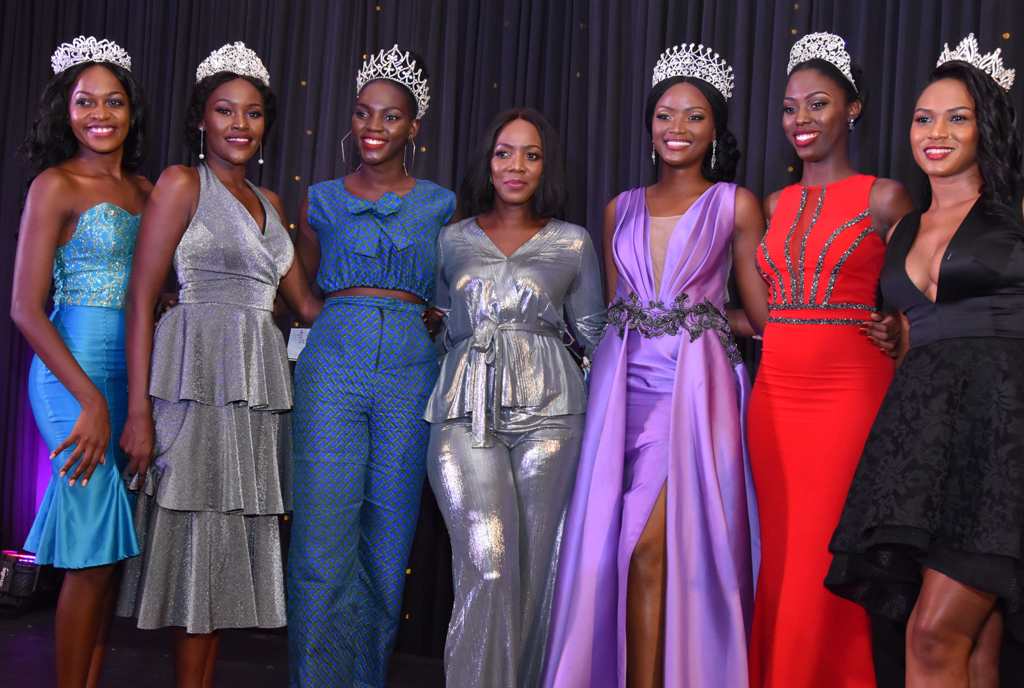 Ms Brenda Nanyonjo( centre) poses for a photo with Miss Uganda 2018, Quiin Abenakyo(in purple dress) and other former beauty queens